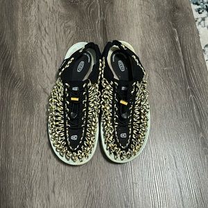 Keen women’s Paracord sandals in excellent condition size 11